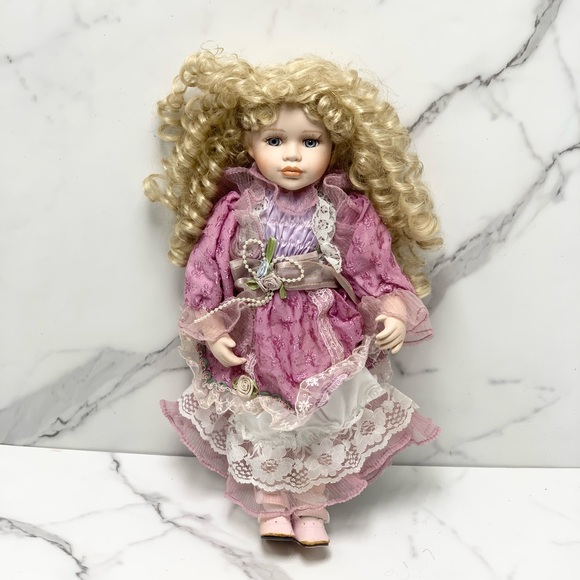 👧🏰🐴Vintage Porcelain doll. - Picture 1 of 16